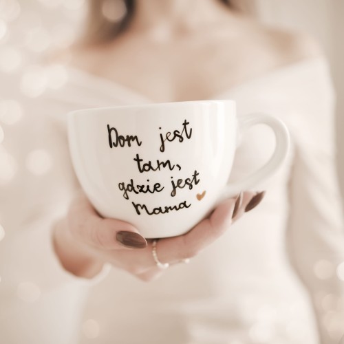 Biały kubek porcelanowy 500 ml - motyw złotego serca i napisu dom jest tam, gdzie jest mama dla mamy na Dzień Matki