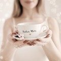 Biała filiżanka porcelanowa 250 ml ze spodkiem - motyw złotego serca dla mamy na dzień matki Biały filiżanka porcelanowa Nadzwyczajnie.pl ze złotym sercem i napisem ze spodkiem - Kochana Mama — 250 ml