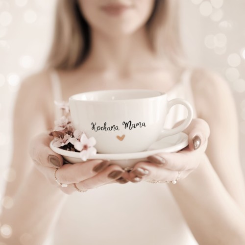 Biała filiżanka porcelanowa 250 ml ze spodkiem - motyw złotego serca dla mamy na dzień matki