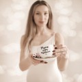 Biała filiżanka porcelanowa 250 ml ze spodkiem - motyw złotego serca z napisem Mamo jesteś wyjątkowa dla mamy na Dzień Matki Biały filiżanka porcelanowa Nadzwyczajnie.pl ze złotym sercem i napisem ze spodkiem - Mamo jesteś wyjątkowa — 250 ml
