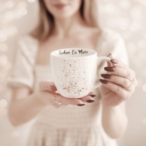 Biały kubek porcelanowy 300 ml - napis Kocham Cię Mamo nakrapiany złotem dla mamy na Dzień Matki