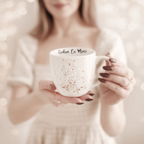 Biały kubek porcelanowy 300 ml - napis Kocham Cię Mamo nakrapiany złotem dla mamy na Dzień Matki