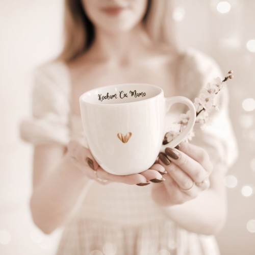 Biały kubek porcelanowy 300 ml - napis kocham cię mamo wewnątrz ze złotym sercem na dzień matki dla mamy