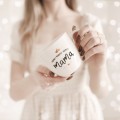 Biały kubek porcelanowy 300 ml - motyw złotej korony z napisem piękna, mądra, kochana mama dla mamy na Dzień Matki Biały kubek porcelanowy Nadzwyczajnie.pl ze złotym zdobieniem i napisem Piękna, mądra, kochana Mama ZŁOTA KORONA — 300 ml