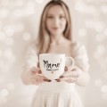 Biały kubek porcelanowy 300 ml - Złote serce i napis mamo dobrze, że jesteś dla mamy na dzień matki Biały kubek porcelanowy Nadzwyczajnie.pl ze złotym sercem i napisem Mamo dobrze, że jesteś — 300 ml