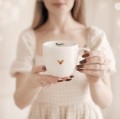Biały Kubek Porcelanowy 300 ml - Napis Mamo na Dnie i Złote Serce dla Mamy na Dzień Matki Biały kubek porcelanowy Nadzwyczajnie.pl ze złotym sercem i napisem Biały Kubek Porcelanowy 300 ml - Napis Mamo na Dnie i