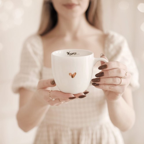 Biały Kubek Porcelanowy 300 ml - Napis Mamo na Dnie i Złote Serce dla Mamy na Dzień Matki
