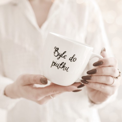 Biały kubek porcelanowy Nadzwyczajnie.pl ze złotym zdobieniem i napisem Byle do piątku — 300 ml