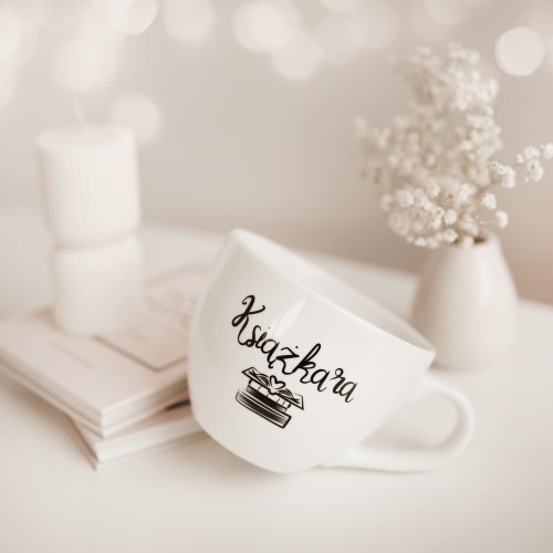 Biały kubek porcelanowy Nadzwyczajnie.pl ze złotym zdobieniem i napisem Książkara — 500 ml