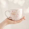Kubek 300 ml - Nakrapiany różem i złotem  Biały kubek porcelanowy Nadzwyczajnie.pl ze złotym zdobieniem i napisem Nakrapiany różem i złotem — 300 ml