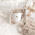 Pakowanie na Prezent Małe - Eleganckie Ozdobne Opakowanie dla Obdarowanej Osoby na Każdą Okazję Zbliżenie na złote zdobienie na białym produkcie porcelanowym Pakowanie na Prezent Małe - Eleganckie Ozdobne Opakowanie