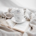 Zestaw 2 białych filiżanek porcelanowych 250 ml ze spodkami - napis żona i mąż z datą i złotym serduszkiem dla małżonków na każdą okazję Biały filiżanka porcelanowa Nadzwyczajnie.pl ze złotym zdobieniem i napisem filiżanek 250 ml ze spodkami - Żona i Mąż z