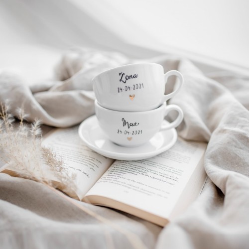 Zestaw 2 białych filiżanek porcelanowych 250 ml ze spodkami - napis żona i mąż z datą i złotym serduszkiem dla małżonków na każdą okazję