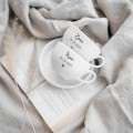 Zestaw 2 białych filiżanek porcelanowych 250 ml ze spodkami - napis żona i mąż z datą i złotym serduszkiem dla małżonków na każdą okazję Filiżanka porcelanowa ze złotym zdobieniem filiżanek 250 ml ze spodkami - Żona i Mąż z datą i złotym serduszkiem MAŁY