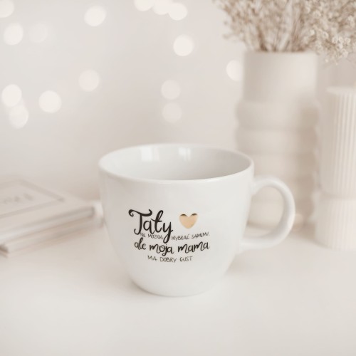 Biały kubek porcelanowy Nadzwyczajnie.pl ze złotym sercem i napisem Kubek 1 litr - Taty nie można wybrać samemu, ale moja
