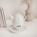 Biały zestaw porcelanowy z personalizacją - imbryk i filiżanka ze spodkiem z imionami dzieci dla babci na każdą okazję Filiżanka porcelanowa ze złotym zdobieniem imbryk i filiżanka z imionami dzieci na spodku Nadzwyczajnie.pl — widok z boku