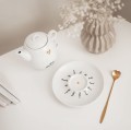 Biały zestaw porcelanowy z personalizacją - imbryk i filiżanka ze spodkiem z imionami dzieci dla babci na każdą okazję Eleganckie opakowanie prezentowe filiżanki porcelanowej ze złotym zdobieniem Nadzwyczajnie.pl — imbryk i filiżanka z