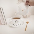 Biały zestaw porcelanowy z personalizacją - imbryk i filiżanka ze spodkiem z imionami dzieci dla babci na każdą okazję Biały filiżanka porcelanowa Nadzwyczajnie.pl ze złotym zdobieniem i napisem imbryk i filiżanka z imionami dzieci na spodku