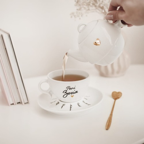 Biały zestaw porcelanowy z personalizacją - imbryk i filiżanka ze spodkiem z imionami dzieci dla babci na każdą okazję