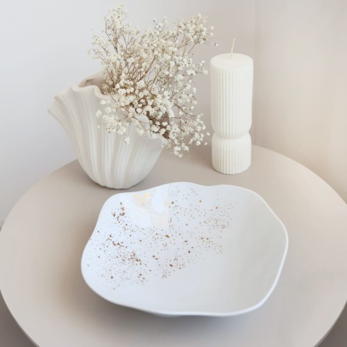 Biały produkt porcelanowy Nadzwyczajnie.pl ze złotym zdobieniem i napisem Asymetryczna miska - Nakrapiana złotem