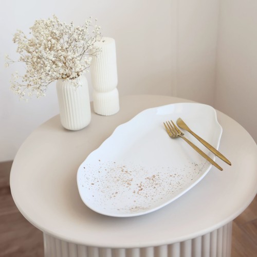 Biały produkt porcelanowy Nadzwyczajnie.pl ze złotym zdobieniem i napisem Asymetryczny półmisek duży - Nakrapiany złotem