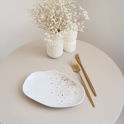 Biały produkt porcelanowy Nadzwyczajnie.pl ze złotym zdobieniem i napisem Asymetryczny półmisek mały - Nakrapiany złotem