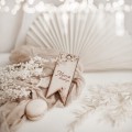 Drewniana zawieszka z personalizacją - grawer własnej treści dla bliskiej osoby na każdą okazję Produkt porcelanowy ze złotym zdobieniem Personalizowana drewniana zawieszka Nadzwyczajnie.pl — widok z boku na białym tle