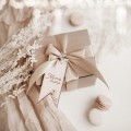 Drewniana zawieszka z personalizacją - grawer własnej treści dla bliskiej osoby na każdą okazję Zbliżenie na złote zdobienie na białym produkcie porcelanowym Personalizowana drewniana zawieszka Nadzwyczajnie.pl