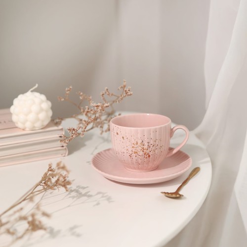 Biały filiżanka porcelanowa Nadzwyczajnie.pl ze złotym zdobieniem i napisem Ryflowana różowa filiżanka ze spodkiem 200 ml