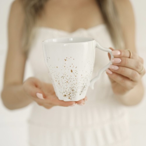 Biały kubek porcelanowy Nadzwyczajnie.pl ze złotym zdobieniem i napisem Asymetryczny Nakrapiany złotem — 300 ml