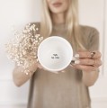 Personalizowany zestaw imbryk i filiżanka 280 ml ze spodkiem Biały filiżanka ze złotym zdobieniem Nadzwyczajnie.pl Personalizowany imbryk i ze spodkiem — porcelana premium 280 ml