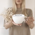 Personalizowany zestaw imbryk i filiżanka 280 ml ze spodkiem Filiżanka porcelanowa ze złotym zdobieniem Personalizowany imbryk i ze spodkiem Nadzwyczajnie.pl — widok z boku na białym tle