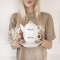 Personalizowany zestaw imbryk i filiżanka 280 ml ze spodkiem Biały filiżanka porcelanowa Nadzwyczajnie.pl ze złotym zdobieniem i napisem Personalizowany imbryk i ze spodkiem — 280 ml