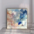 In the flow 40x40 - obraz abstrakcja, obraz ręcznie malowany, kolorowy, pastelowy, odcienie błekitu, bieli i różu Zbliżenie na złote zdobienie na białym produkcie porcelanowym In the flow 40x40 - obraz abstrakcja Nadzwyczajnie.pl