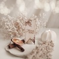 Drewniana zawieszka z personalizacją - grawer własnej treści dla bliskiej osoby na każdą okazję Personalizowany produkt porcelanowy ze złotym zdobieniem jako idealny prezent — porcelana premium Nadzwyczajnie.pl