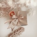 Drewniana zawieszka z personalizacją - grawer własnej treści dla bliskiej osoby na każdą okazję Biały produkt ze złotym zdobieniem Nadzwyczajnie.pl Personalizowana drewniana zawieszka — porcelana premium