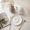 Zestaw imbryk i filiżanka 280 ml ze spodkiem ZŁOTE SERCE Zbliżenie na złote zdobienie serca na białym filiżance porcelanowej imbryk i ze spodkiem Nadzwyczajnie.pl