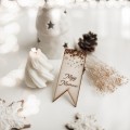 Drewniana zawieszka z personalizacją - grawer własnej treści dla bliskiej osoby na każdą okazję Biały produkt ze złotym zdobieniem Nadzwyczajnie.pl Personalizowana drewniana zawieszka — porcelana premium