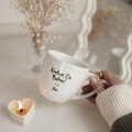 Kubek 300 ml - Kocham Cię Babciu + Imię ZŁOTE SERCE Zbliżenie na złote zdobienie serca na białym kubku porcelanowym Kocham Cię Babciu + Imię Nadzwyczajnie.pl