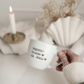 Kubek 300 ml - NAJLEPSZY DZIADEK NA ŚWIECIE ZŁOTE SERCA Zbliżenie na złote zdobienie na białym kubku porcelanowym NAJLEPSZY DZIADEK NA ŚWIECIE ZŁOTE SERCA Nadzwyczajnie.pl