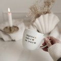 Kubek 300 ml - NAJLEPSZA BABCIA NA ŚWIECIE ZŁOTE SERCA Zbliżenie na złote zdobienie na białym kubku porcelanowym NAJLEPSZA BABCIA NA ŚWIECIE ZŁOTE SERCA Nadzwyczajnie.pl