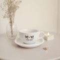 Biała Filiżanka Porcelanowa ze Spodkiem 250 ml - Personalizacja Inicjałów i Daty ze Złotym Sercem dla Pary na Każdą Okazję Biały filiżanka porcelanowa Nadzwyczajnie.pl ze złotym zdobieniem i napisem Biała Filiżanka Porcelanowa ze Spodkiem 250
