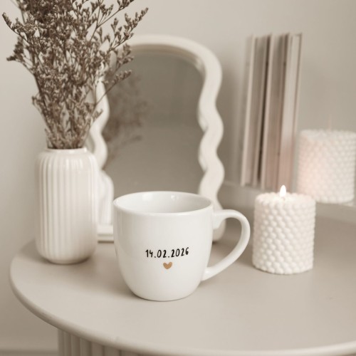 Biały Kubek Porcelanowy z Personalizacją 300 ml - Ważna Data ze Złotym Sercem dla Bliskiej Osoby na Każdą Okazję