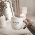 Biały Kubek Porcelanowy z Personalizacją 300 ml - Ważna Data ze Złotym Sercem dla Bliskiej Osoby na Każdą Okazję Zbliżenie na złote zdobienie serca na białym kubku porcelanowym Biały Kubek Porcelanowy z Personalizacją 300 ml - Ważna