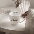Biały Kubek Porcelanowy 300 ml - Napis Dzień Dobry Kochanie ze Złotym Sercem dla Ukochanej Osoby na Rocznicę Zbliżenie na złote zdobienie serca na białym kubku porcelanowym Biały Kubek Porcelanowy 300 ml - Napis Dzień Dobry