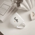 Biały Kubek Porcelanowy 300 ml - Napis Dzień Dobry Kotku ze Złotym Sercem dla Partnerki na Rocznicę Zbliżenie na złote zdobienie serca na białym kubku porcelanowym Biały Kubek Porcelanowy 300 ml - Napis Dzień Dobry Kotku