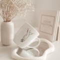 Biały Kubek Porcelanowy z Personalizacją 380 ml - Splecione Dłonie z Imionami i Serduszkami dla Pary na Każdą Okazję Zbliżenie na złote zdobienie na białym kubku porcelanowym Biały Kubek Porcelanowy z Personalizacją 380 ml - Splecione
