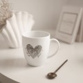 Biały Kubek Porcelanowy z Personalizacją 380 ml - Serce z Linii Papilarnych z Datą dla Zakochanych  Biały kubek porcelanowy Nadzwyczajnie.pl ze złotym zdobieniem i napisem Biały Kubek Porcelanowy z Personalizacją 380 ml -