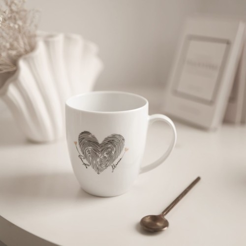 Biały Kubek Porcelanowy z Personalizacją 380 ml - Serce z Linii Papilarnych z Datą dla Zakochanych 