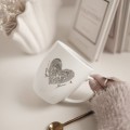 Biały Kubek Porcelanowy z Personalizacją 380 ml - Serce z Linii Papilarnych z Datą dla Zakochanych  Kubek porcelanowy ze złotym zdobieniem Biały Kubek Porcelanowy z Personalizacją 380 ml - Serce z Linii Papilarnych z Datą
